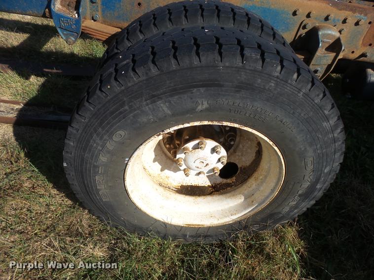 image for item L3307 2007 Peterbilt 335 truck cab and chassis