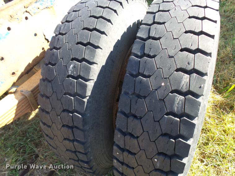 image for item L3307 2007 Peterbilt 335 truck cab and chassis