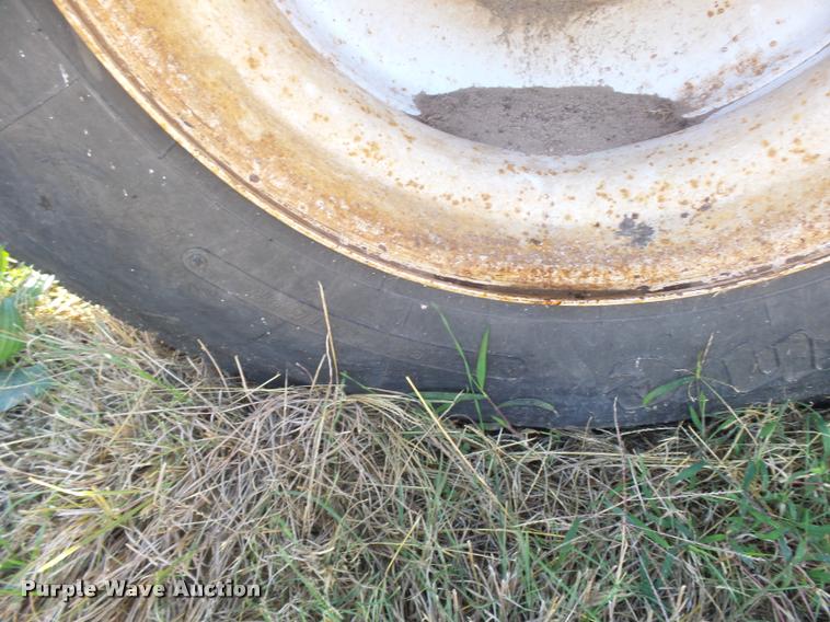 image for item L3307 2007 Peterbilt 335 truck cab and chassis