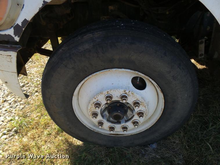 image for item L3307 2007 Peterbilt 335 truck cab and chassis