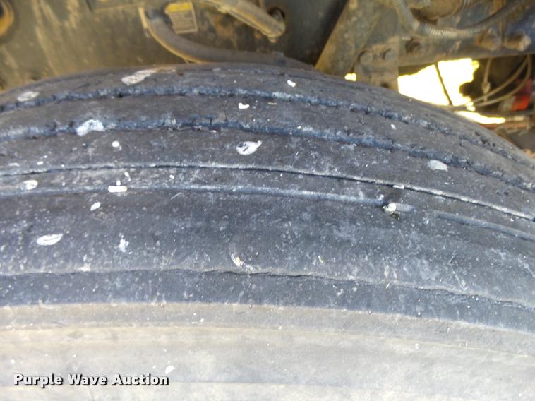 image for item L3307 2007 Peterbilt 335 truck cab and chassis