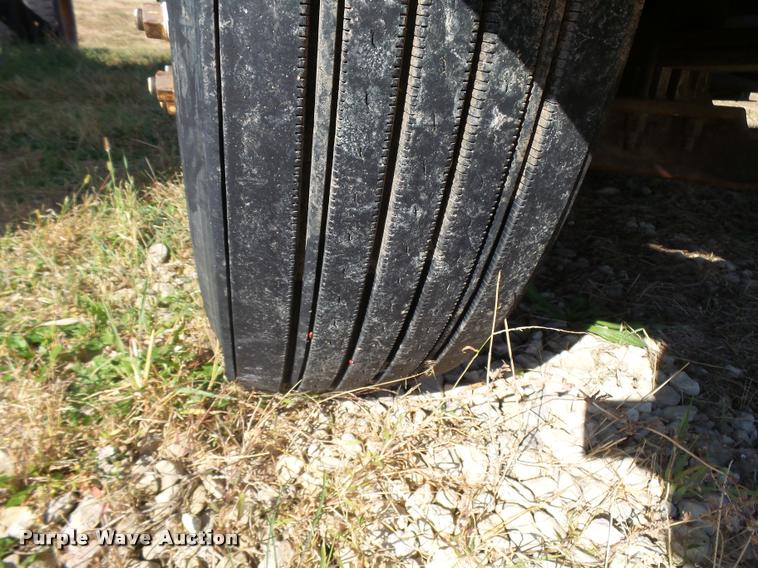 image for item L3307 2007 Peterbilt 335 truck cab and chassis