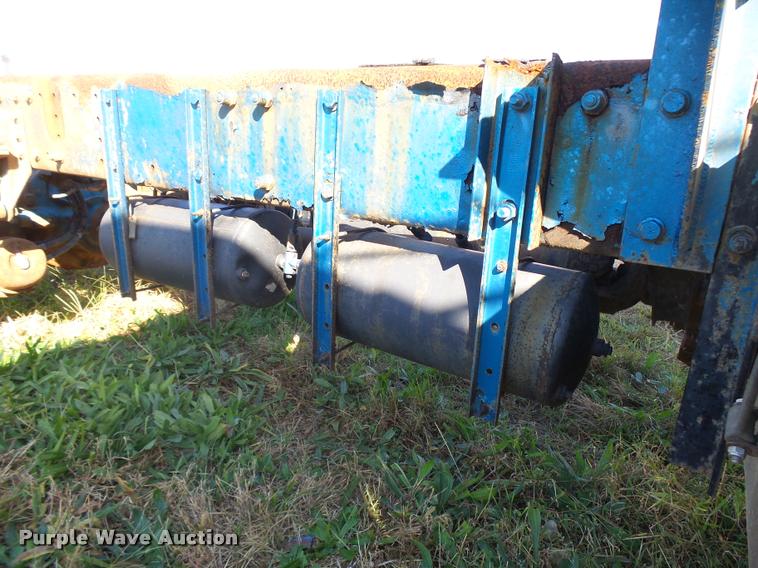 image for item L3307 2007 Peterbilt 335 truck cab and chassis