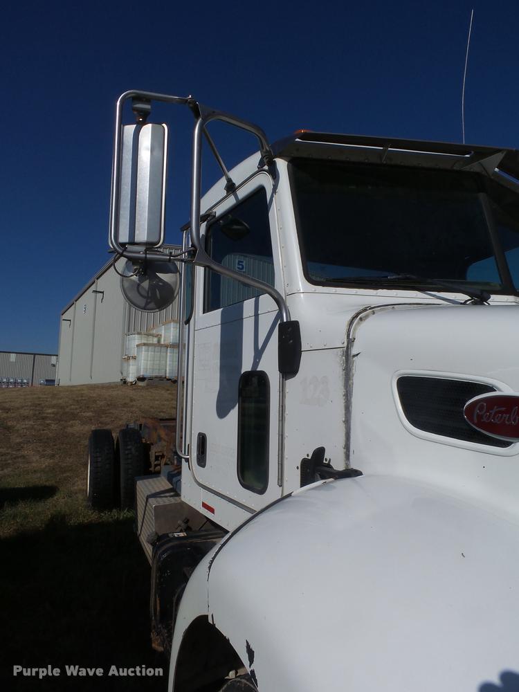 image for item L3307 2007 Peterbilt 335 truck cab and chassis