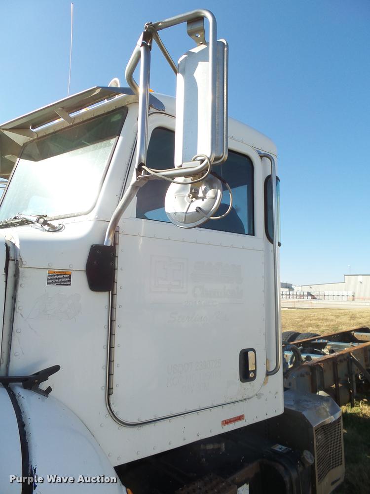 image for item L3307 2007 Peterbilt 335 truck cab and chassis