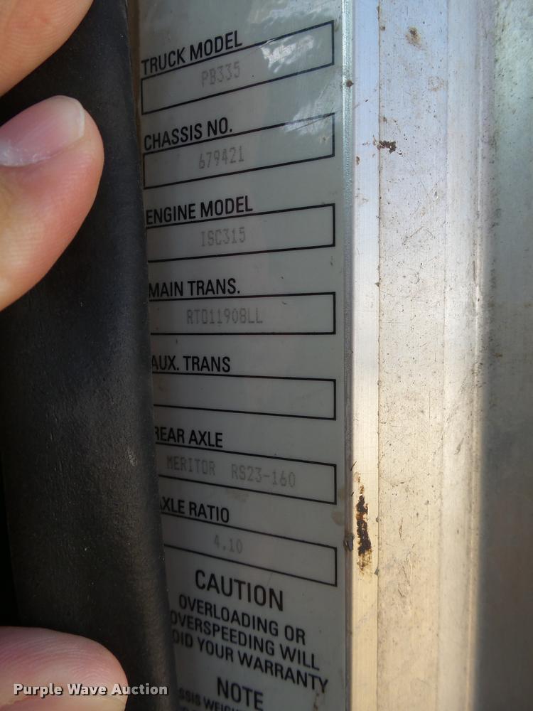 image for item L3307 2007 Peterbilt 335 truck cab and chassis