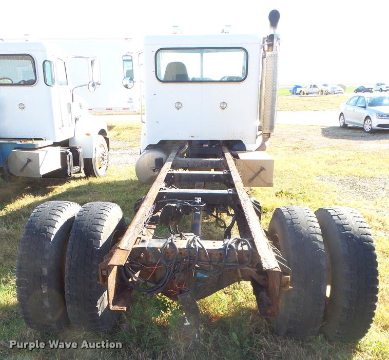 image for item L3308 2009 Peterbilt 335 truck cab and chassis