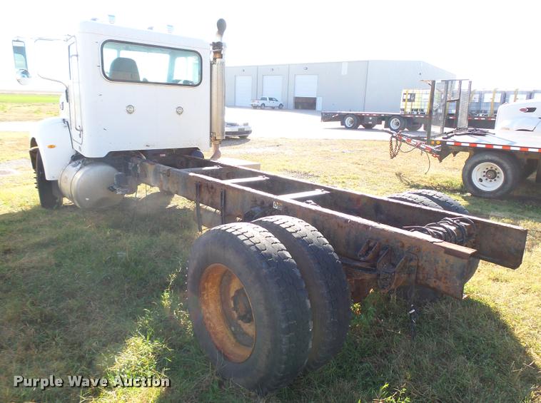 image for item L3308 2009 Peterbilt 335 truck cab and chassis