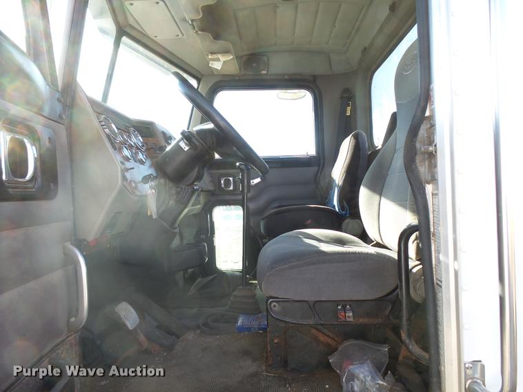 image for item L3308 2009 Peterbilt 335 truck cab and chassis