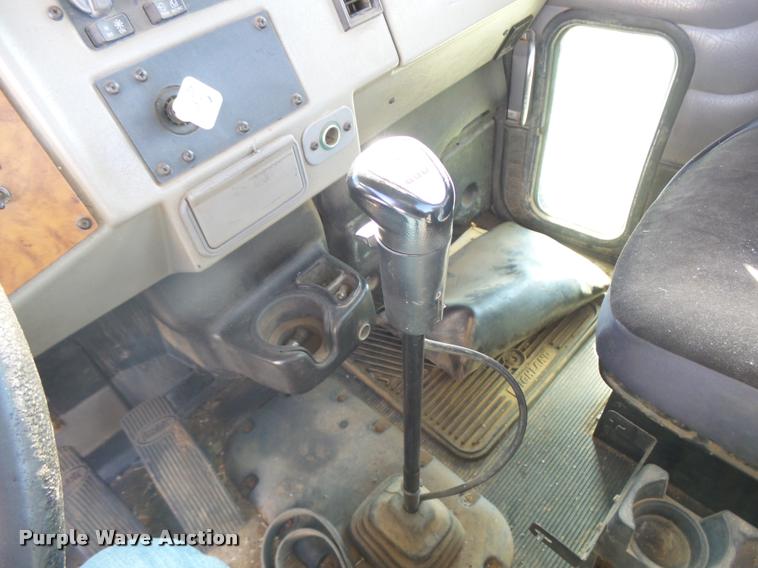 image for item L3308 2009 Peterbilt 335 truck cab and chassis