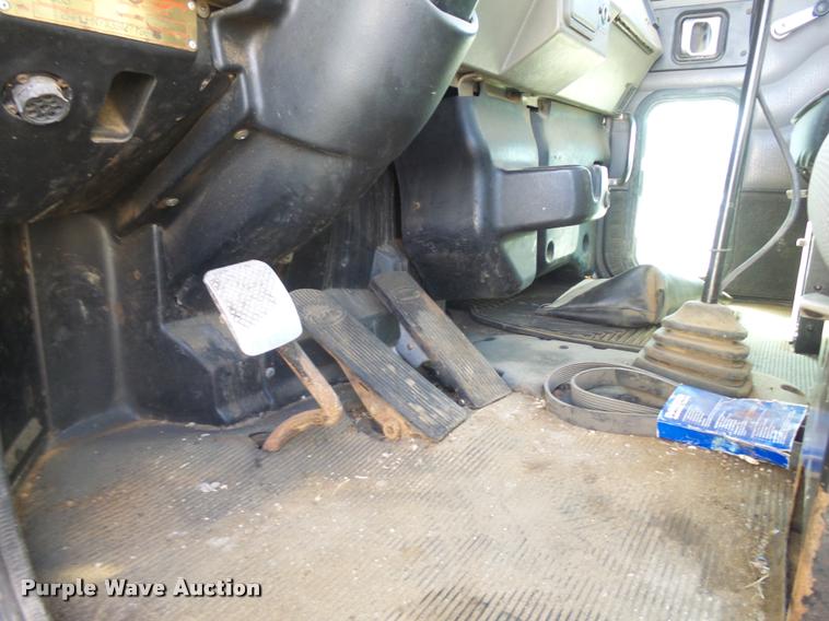 image for item L3308 2009 Peterbilt 335 truck cab and chassis