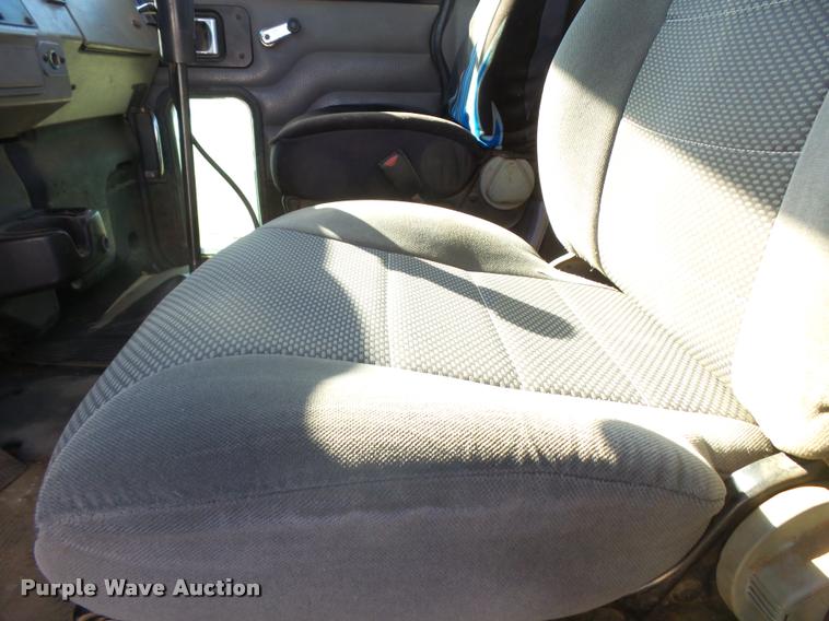 image for item L3308 2009 Peterbilt 335 truck cab and chassis