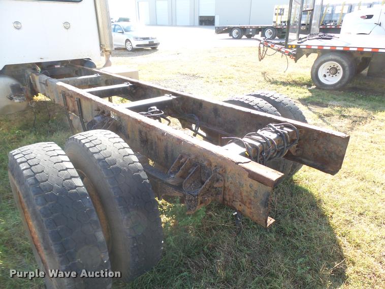 image for item L3308 2009 Peterbilt 335 truck cab and chassis
