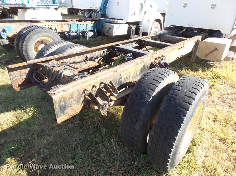 image for item L3308 2009 Peterbilt 335 truck cab and chassis