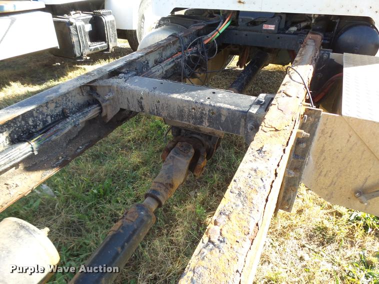 image for item L3308 2009 Peterbilt 335 truck cab and chassis