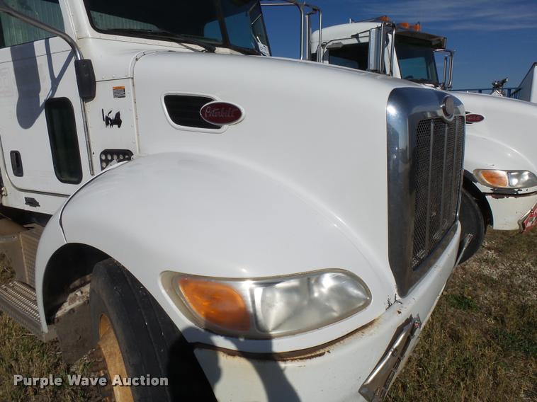 image for item L3308 2009 Peterbilt 335 truck cab and chassis