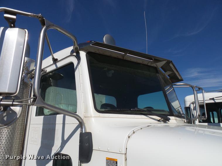image for item L3308 2009 Peterbilt 335 truck cab and chassis