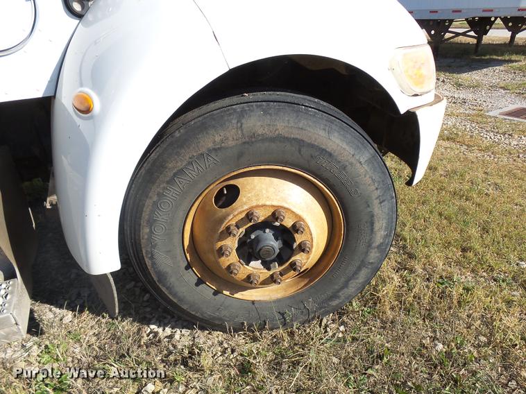 image for item L3308 2009 Peterbilt 335 truck cab and chassis