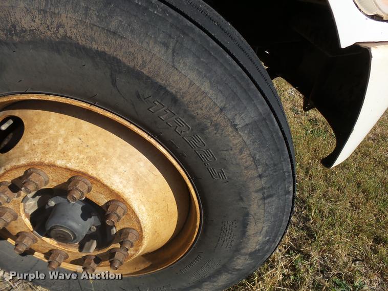 image for item L3308 2009 Peterbilt 335 truck cab and chassis