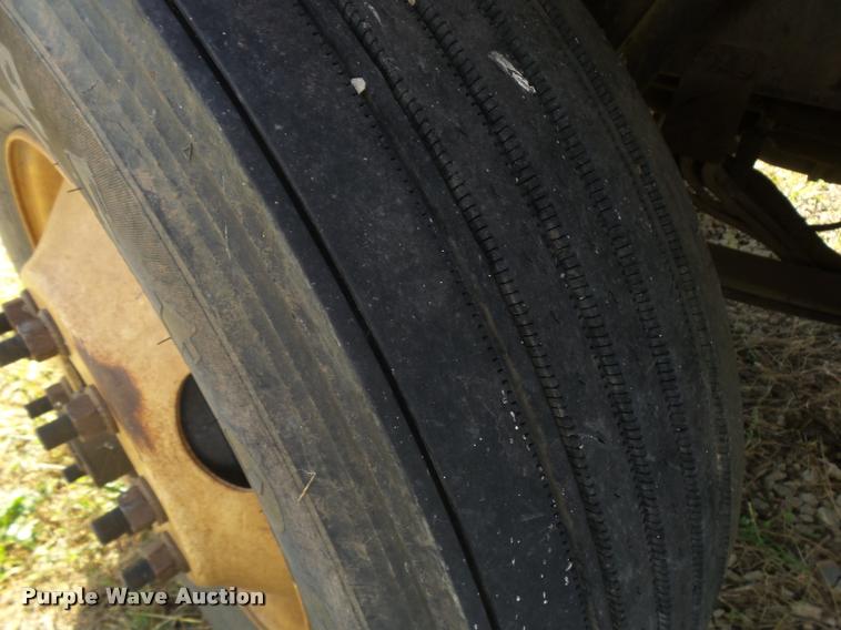 image for item L3308 2009 Peterbilt 335 truck cab and chassis