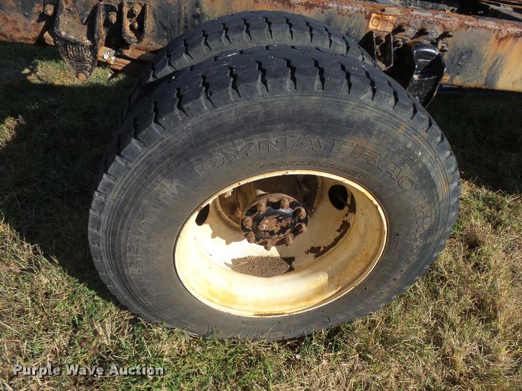 image for item L3308 2009 Peterbilt 335 truck cab and chassis