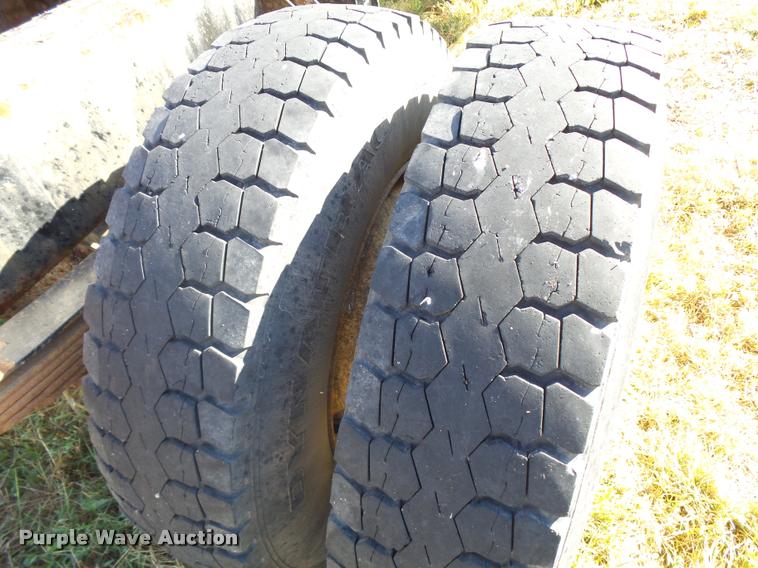 image for item L3308 2009 Peterbilt 335 truck cab and chassis