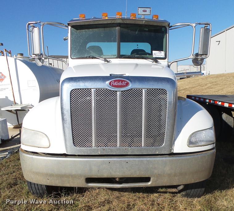 image for item L3309 2007 Peterbilt 335 truck chassis