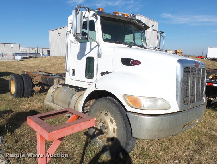 image for item L3309 2007 Peterbilt 335 truck chassis