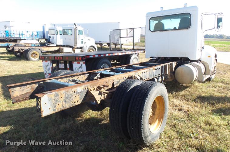 image for item L3309 2007 Peterbilt 335 truck chassis