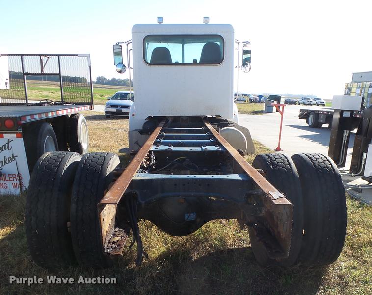 image for item L3309 2007 Peterbilt 335 truck chassis