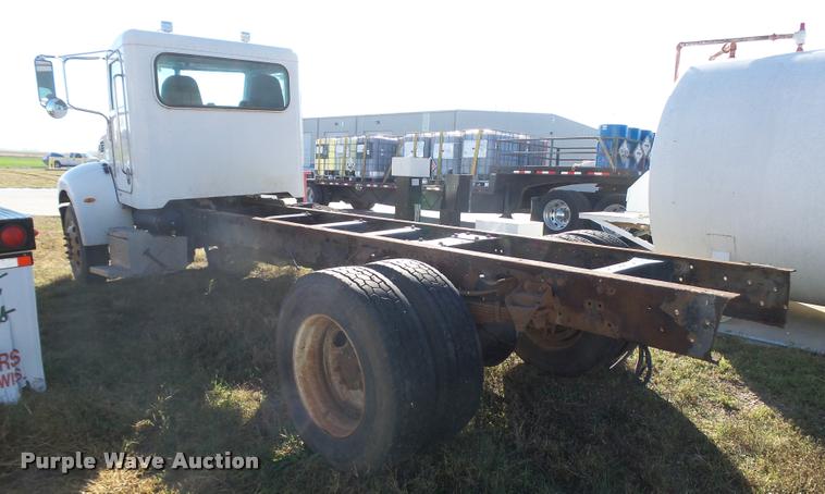 image for item L3309 2007 Peterbilt 335 truck chassis