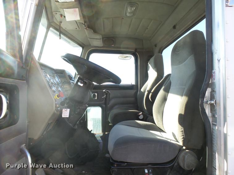 image for item L3309 2007 Peterbilt 335 truck chassis