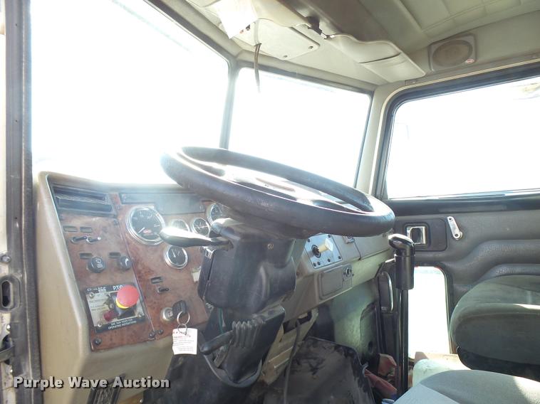 image for item L3309 2007 Peterbilt 335 truck chassis