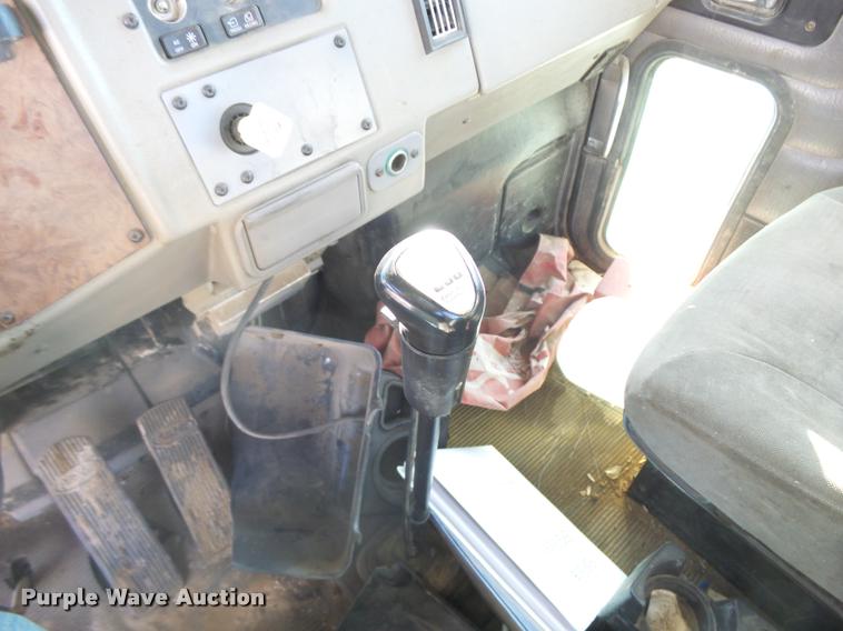 image for item L3309 2007 Peterbilt 335 truck chassis