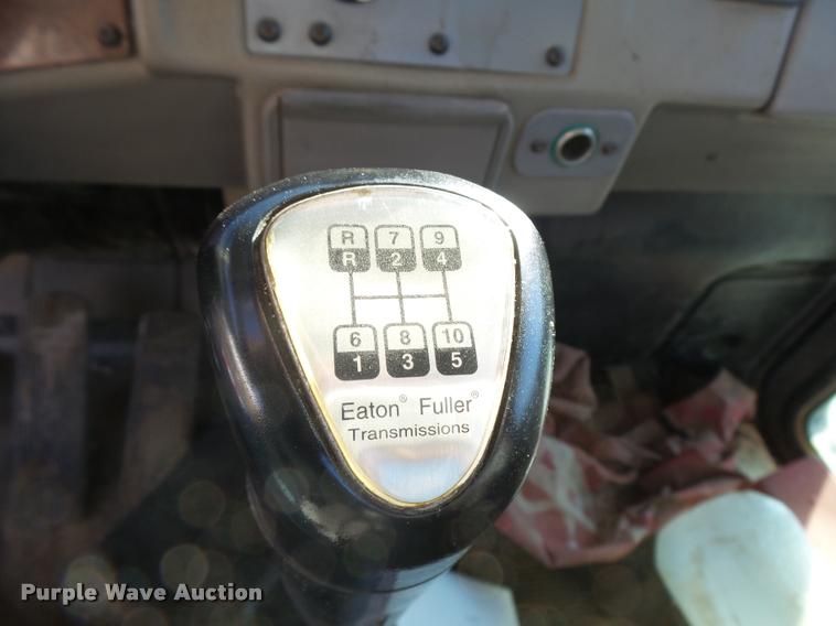 image for item L3309 2007 Peterbilt 335 truck chassis