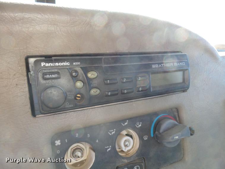 image for item L3309 2007 Peterbilt 335 truck chassis