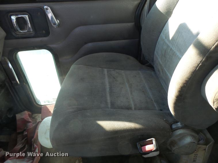 image for item L3309 2007 Peterbilt 335 truck chassis