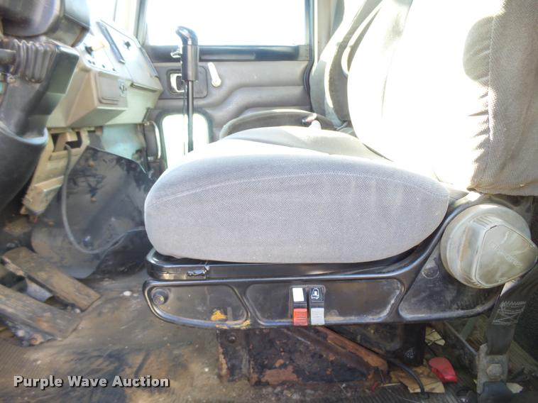 image for item L3309 2007 Peterbilt 335 truck chassis