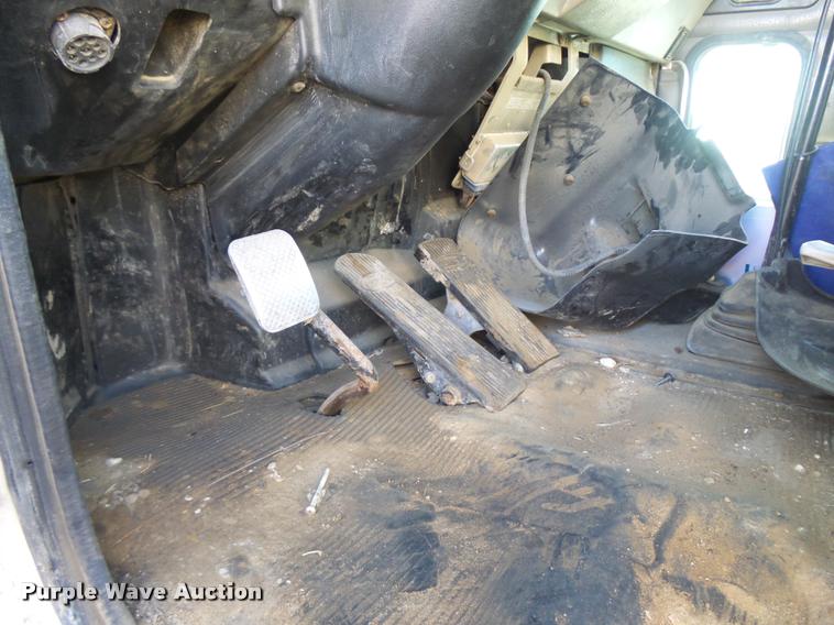 image for item L3309 2007 Peterbilt 335 truck chassis