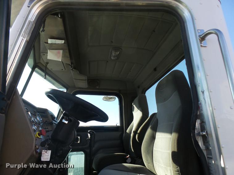 image for item L3309 2007 Peterbilt 335 truck chassis