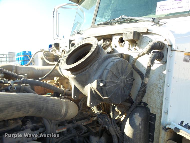 image for item L3309 2007 Peterbilt 335 truck chassis