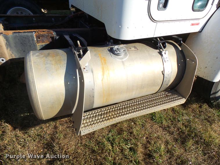 image for item L3309 2007 Peterbilt 335 truck chassis