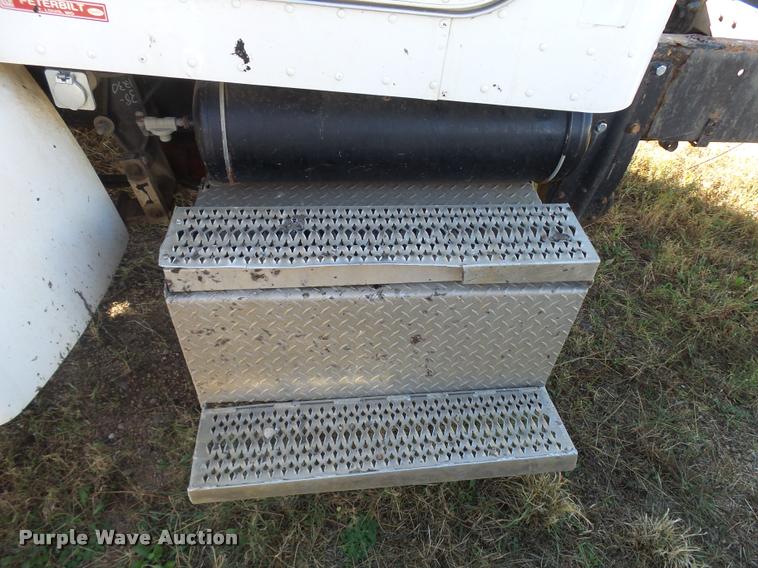 image for item L3309 2007 Peterbilt 335 truck chassis