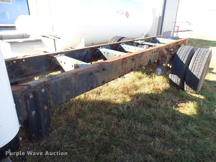 image for item L3309 2007 Peterbilt 335 truck chassis