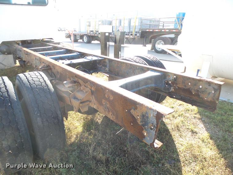 image for item L3309 2007 Peterbilt 335 truck chassis