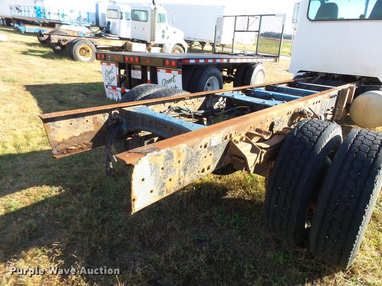 image for item L3309 2007 Peterbilt 335 truck chassis