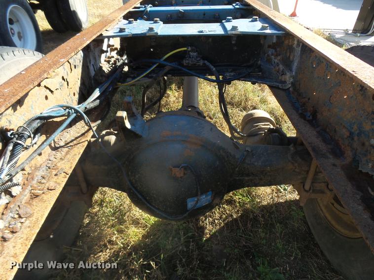 image for item L3309 2007 Peterbilt 335 truck chassis