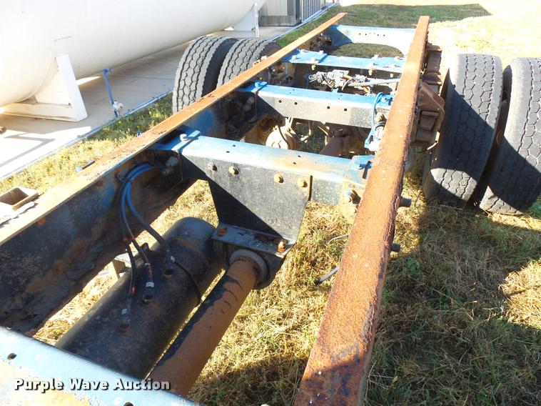 image for item L3309 2007 Peterbilt 335 truck chassis