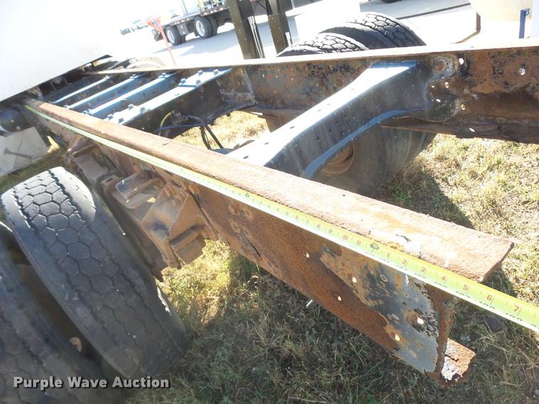 image for item L3309 2007 Peterbilt 335 truck chassis