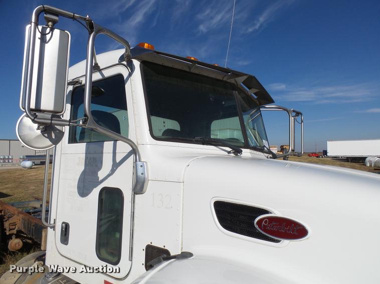 image for item L3309 2007 Peterbilt 335 truck chassis